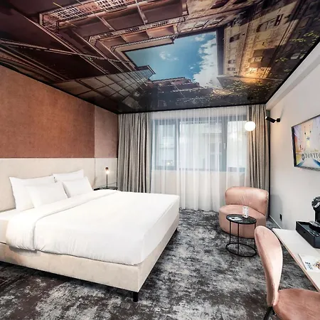 מלון Three Corners Downtown 4*