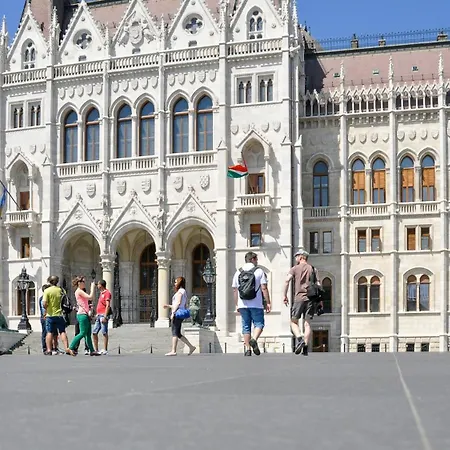 Three Corners Downtown Отель