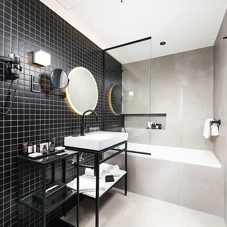 Three Corners Downtown 4*