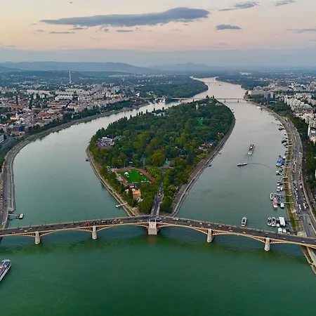 Three Corners Downtown 4*