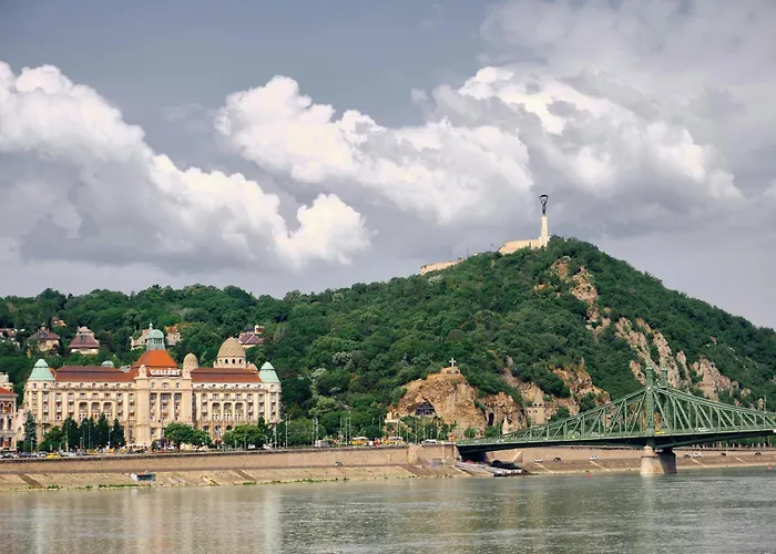 Three Corners Downtown 4*